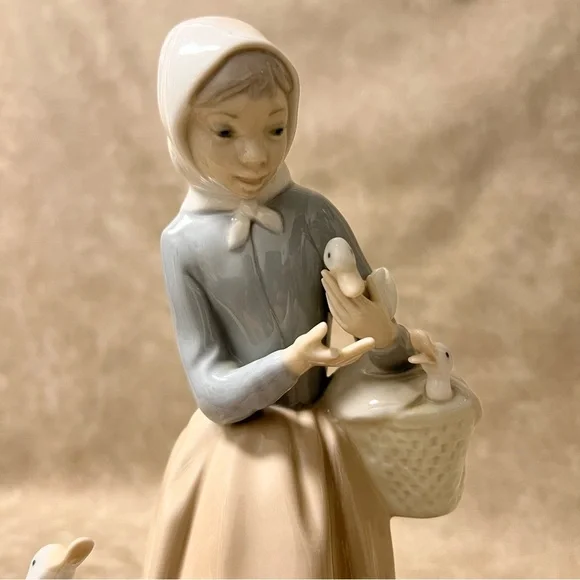Lladro Daisa "Shepherdess with Ducks" #4568  - Porcelain Figurine *read* - Picture 4 of 7
